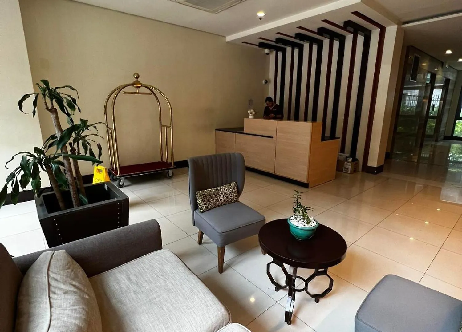 Apartment Two Palm Tree Villas Condominium - Studio 1O With Balcony - Across Terminal 3 Airport Manila