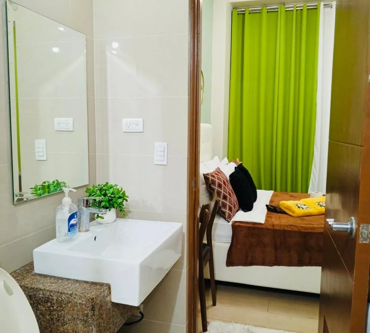 Apartment Two Palm Tree Villas Condominium - Studio 1O With Balcony - Across Terminal 3 Airport Manila Philippines