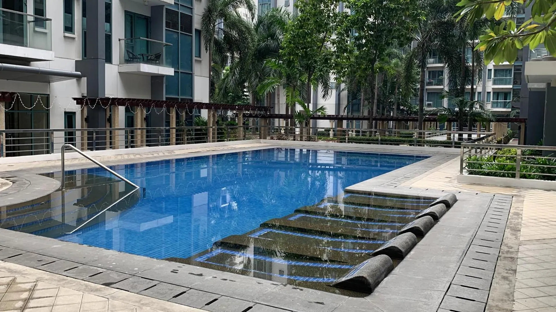 Two Palm Tree Villas Condominium - Studio 1O With Balcony - Across Terminal 3 Airport Manila