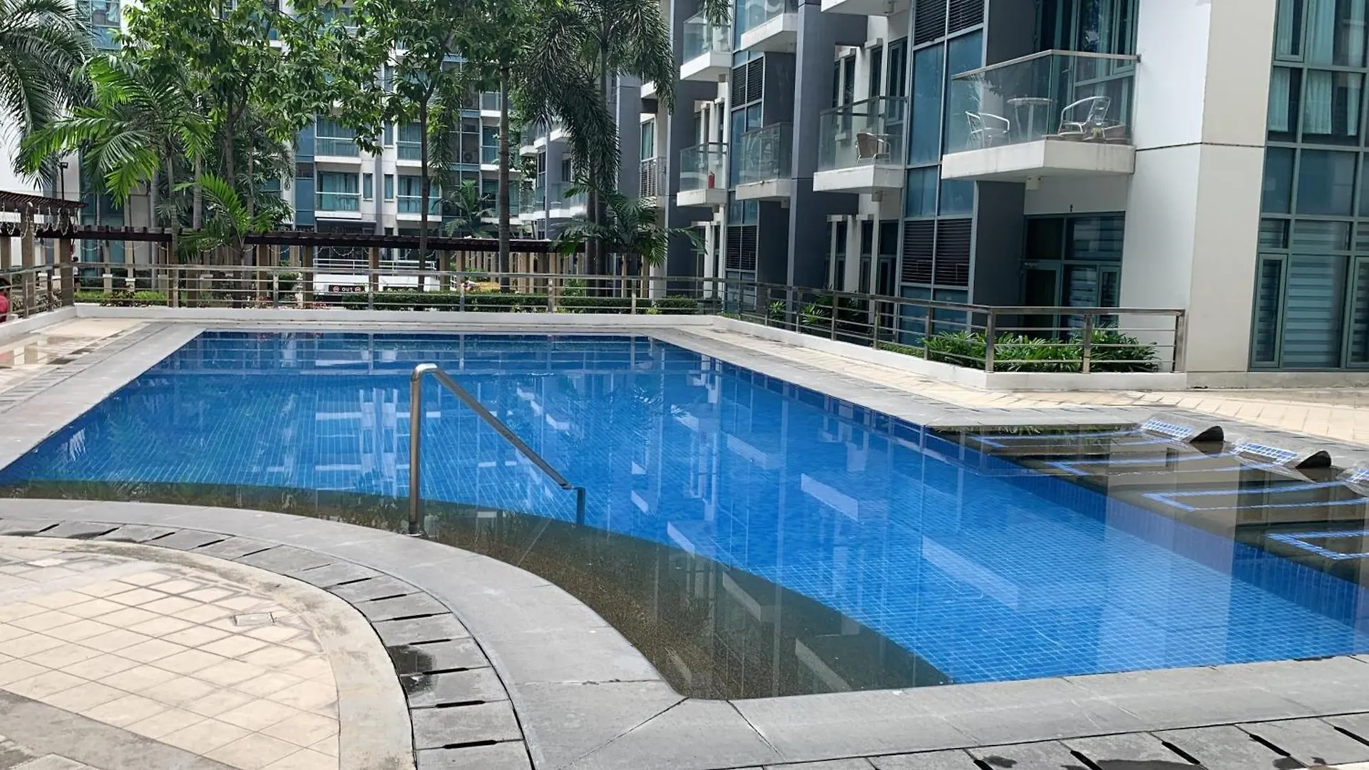 Apartment Two Palm Tree Villas Condominium - Studio 1O With Balcony - Across Terminal 3 Airport Manila
