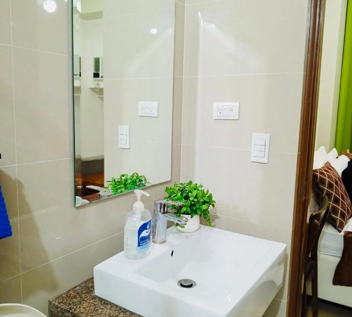 Two Palm Tree Villas Condominium - Studio 1O With Balcony - Across Terminal 3 Airport Manila 0*,