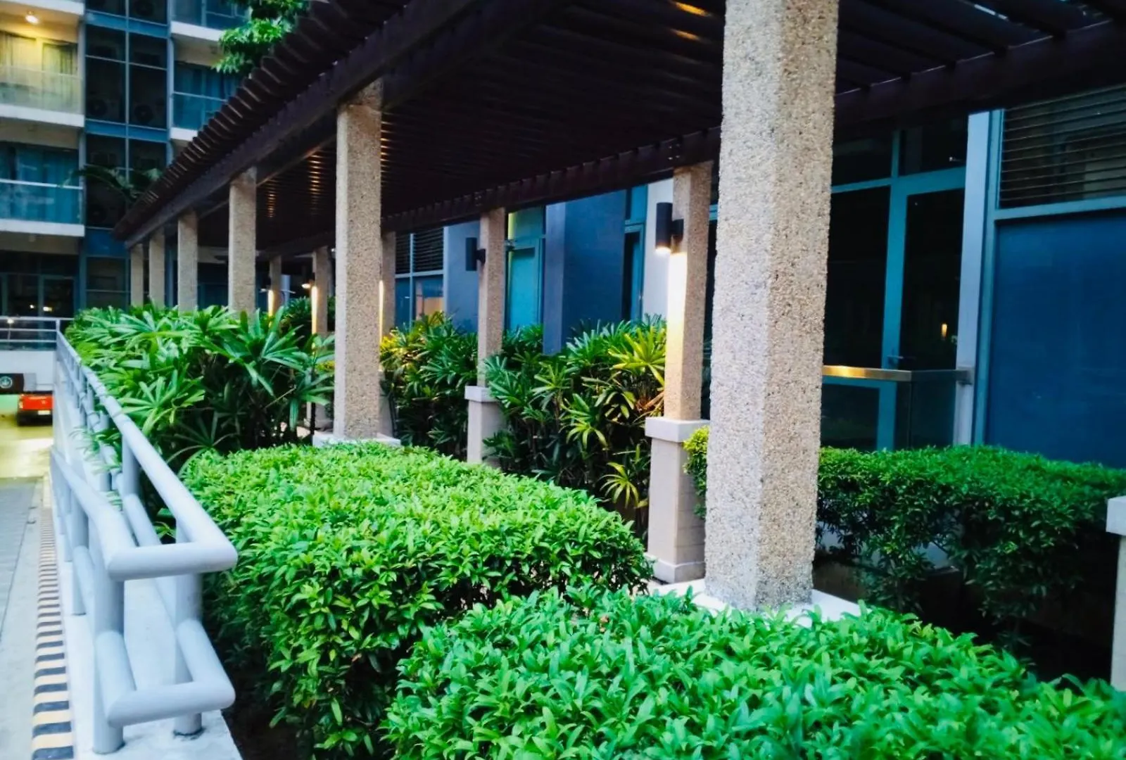 Two Palm Tree Villas Condominium - Studio 1O With Balcony - Across Terminal 3 Airport Manila