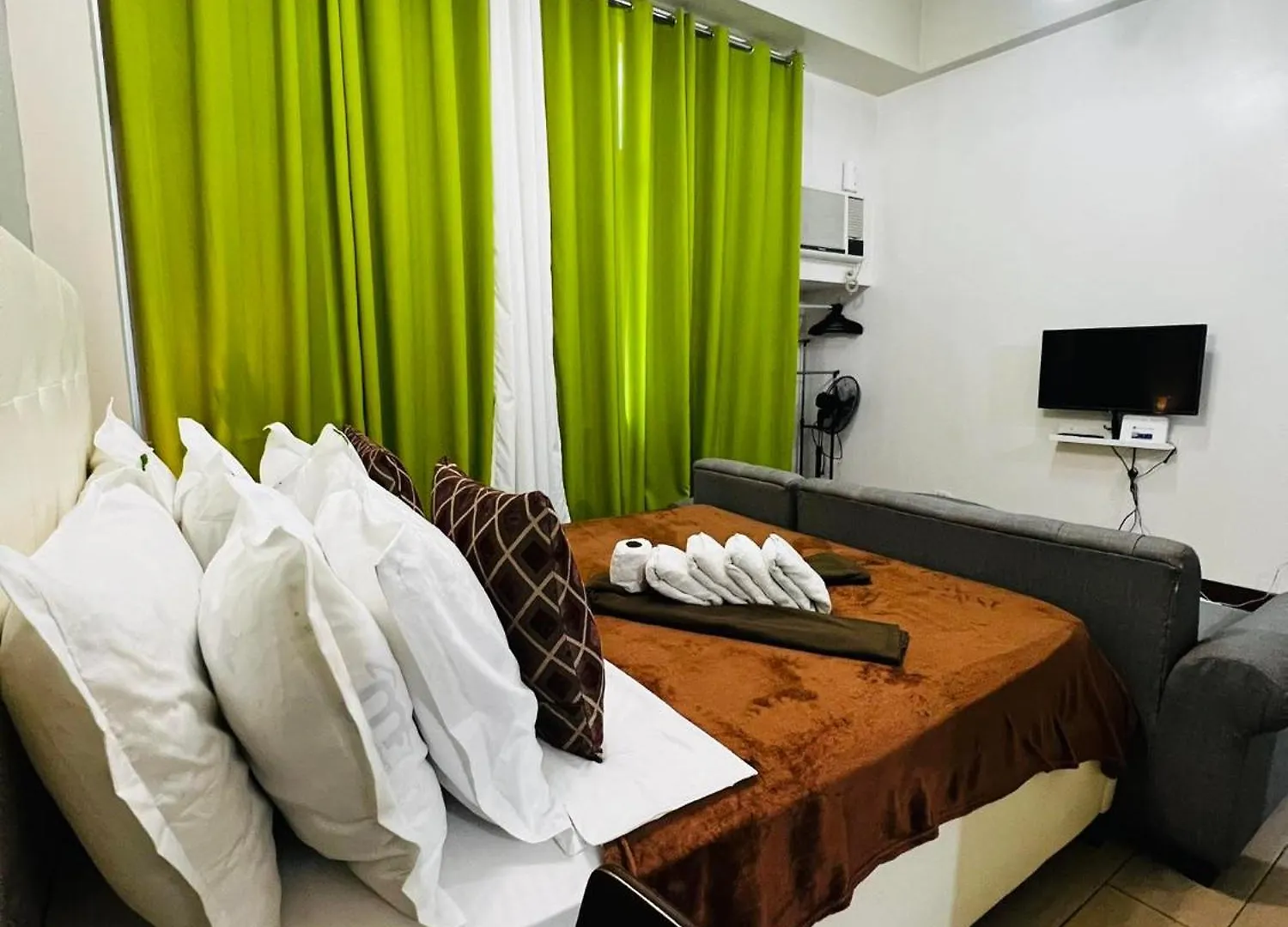 Two Palm Tree Villas Condominium - Studio 1O With Balcony - Across Terminal 3 Airport Manila