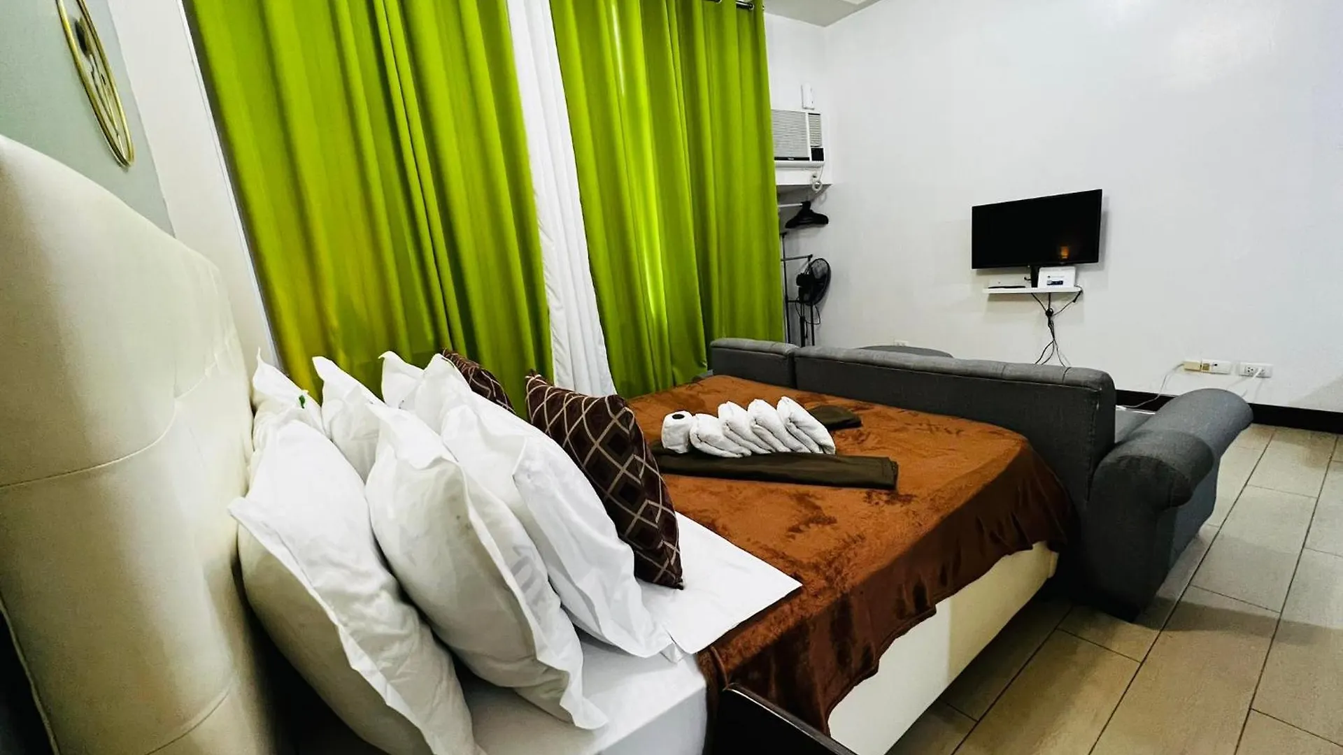 Two Palm Tree Villas Condominium - Studio 1O With Balcony - Across Terminal 3 Airport Manila Philippines