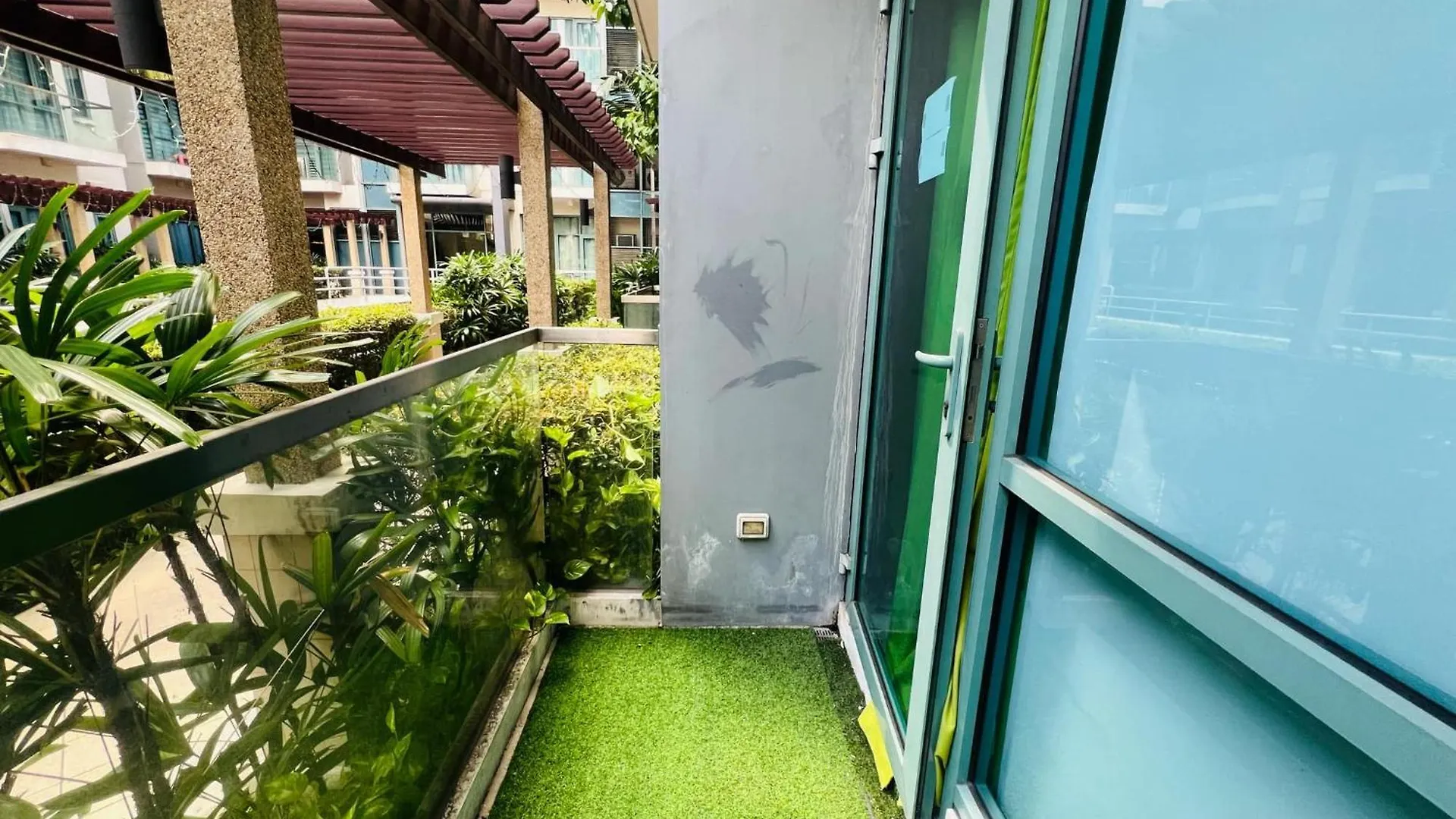 Two Palm Tree Villas Condominium - Studio 1O With Balcony - Across Terminal 3 Airport Manila Apartment