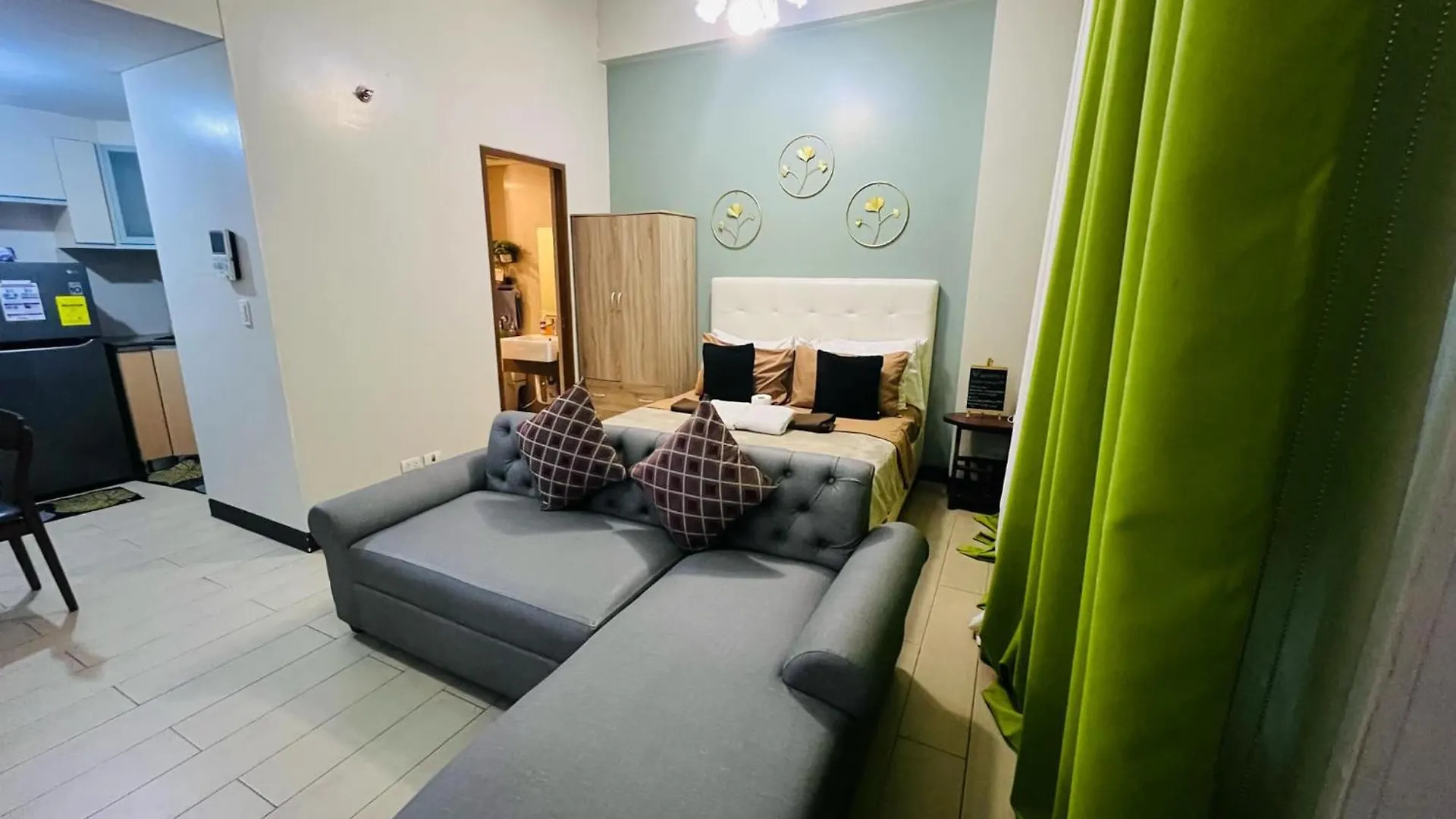 Two Palm Tree Villas Condominium - Studio 1O With Balcony - Across Terminal 3 Airport Manila Apartment