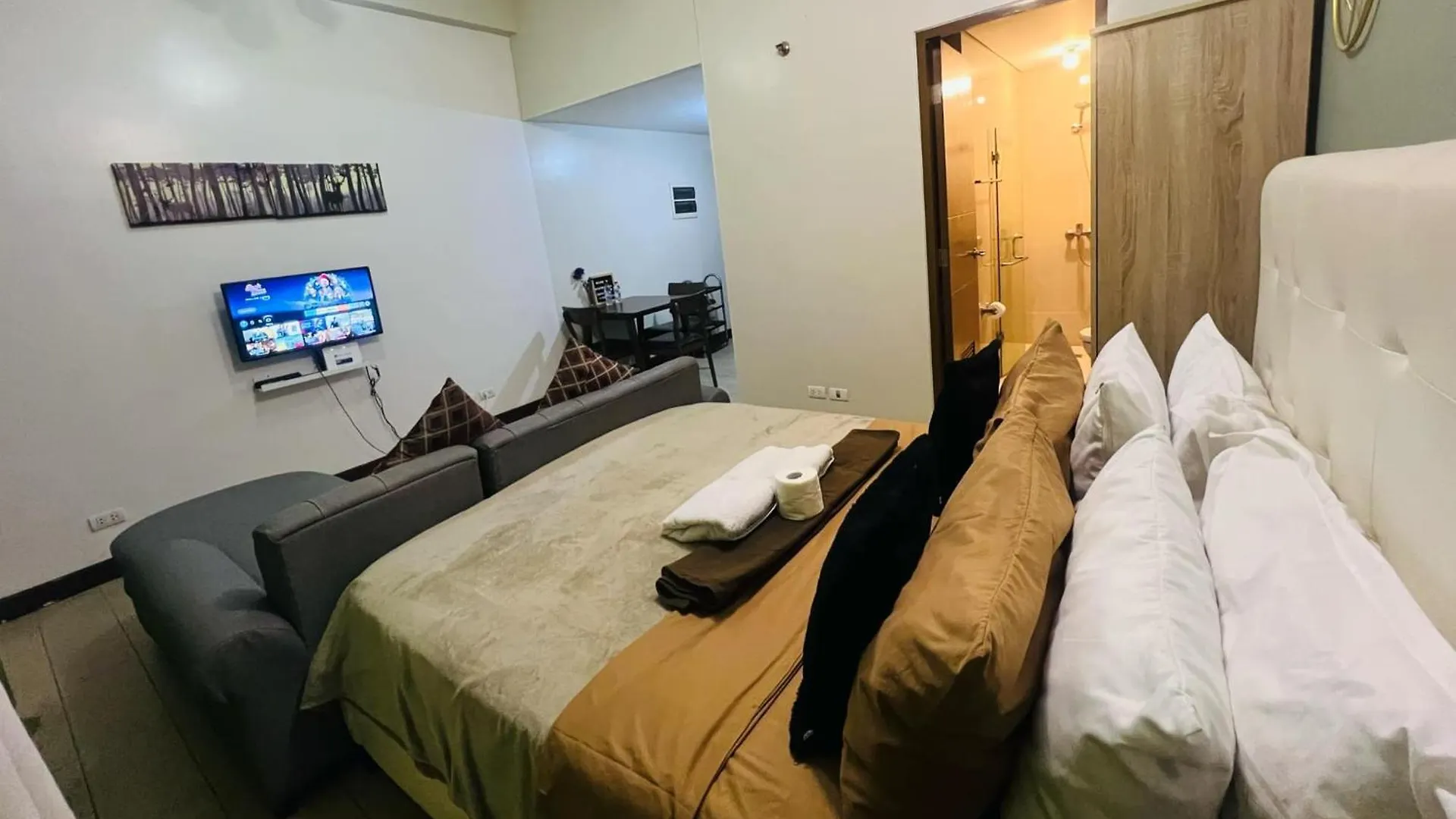 Two Palm Tree Villas Condominium - Studio 1O With Balcony - Across Terminal 3 Airport Manila Apartment