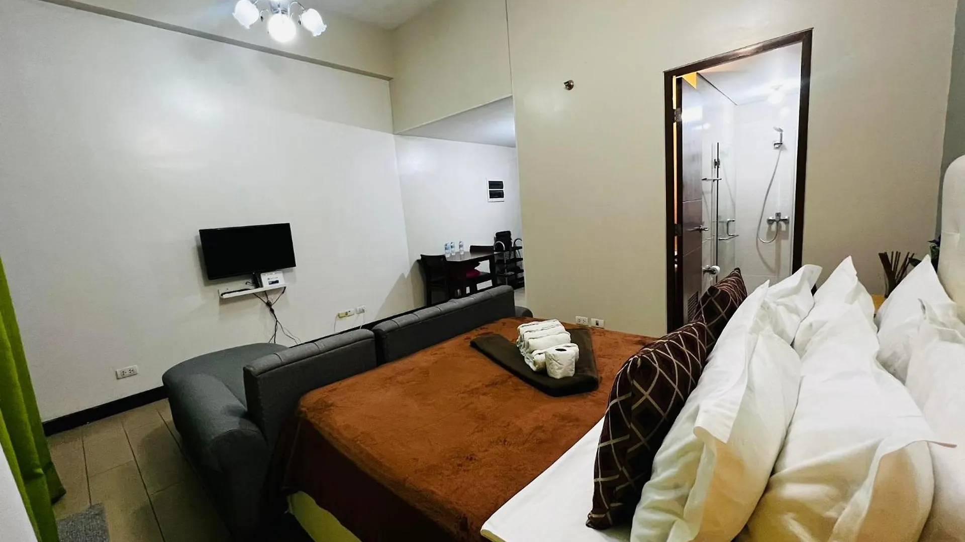 Apartment Two Palm Tree Villas Condominium - Studio 1O With Balcony - Across Terminal 3 Airport Manila Philippines