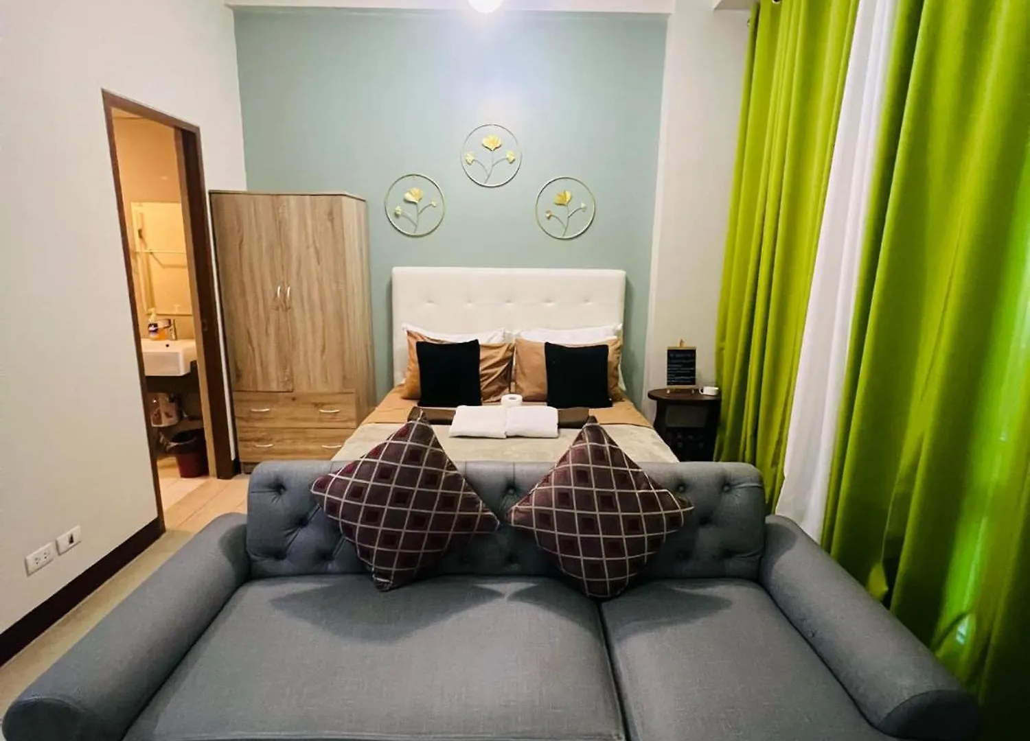 Two Palm Tree Villas Condominium - Studio 1O With Balcony - Across Terminal 3 Airport Manila