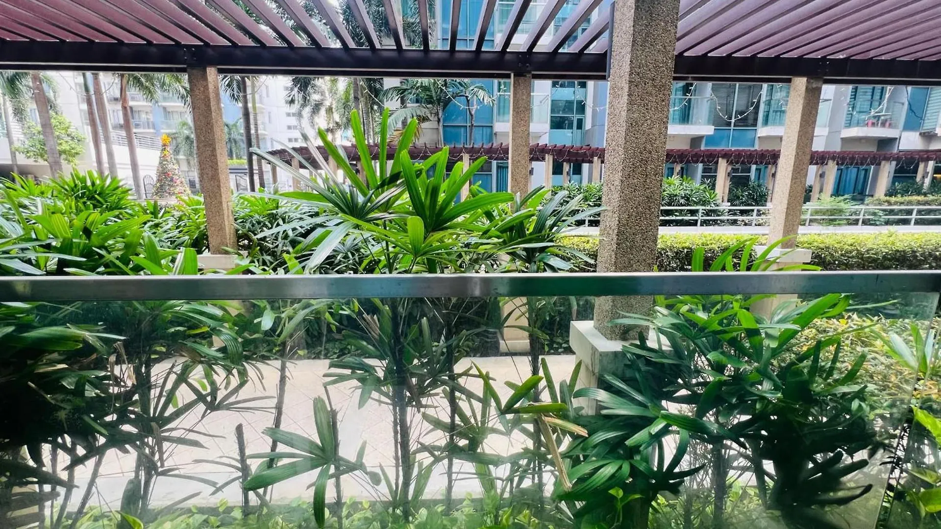 Apartment Two Palm Tree Villas Condominium - Studio 1O With Balcony - Across Terminal 3 Airport Manila