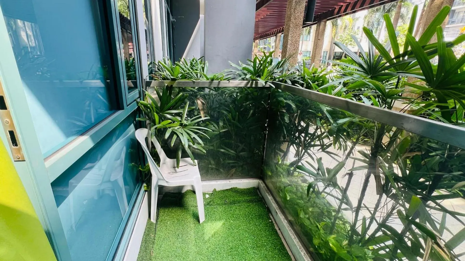 Apartment Two Palm Tree Villas Condominium - Studio 1O With Balcony - Across Terminal 3 Airport Manila