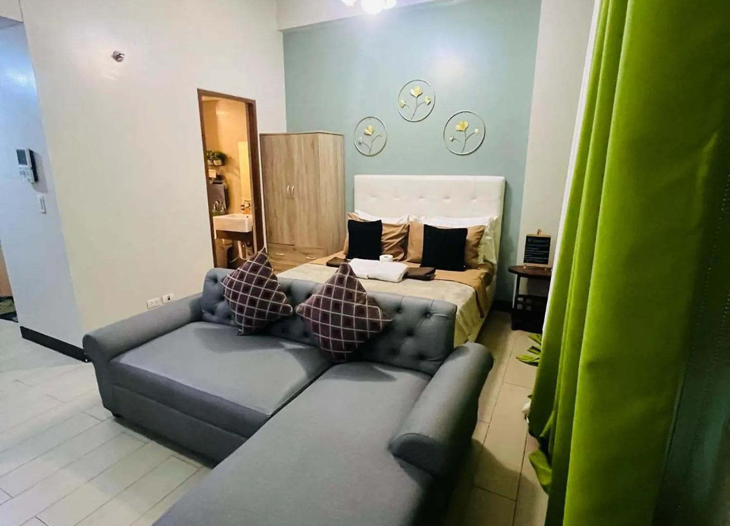 Apartment Two Palm Tree Villas Condominium - Studio 1O With Balcony - Across Terminal 3 Airport Manila Philippines